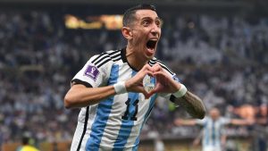 Campeones del mundo: Ángel Di María, el primero en tener la Copa del Mundo en su piel