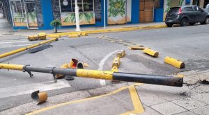 Desastre en pleno centro: Un semáforo se desploma en la senda peatonal