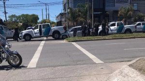 Evadió un control en el centro y lo atraparon en Constitución tras chocar un patrullero