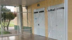 Un joven rompió un vidrio y terminó con una causa por daño
