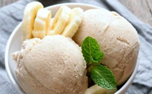 Una receta ideal de helado de banana split casero para hacerle frente al calor del verano