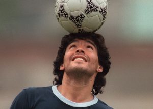 Diego Maradona traslada el fútbol a una galería de arte: Peti López presenta la muestra “Diego Eterno”