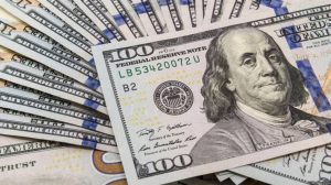 Baja el dólar blue pero sigue por arriba de los $300