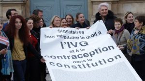 Francia da el primer paso para consagrar el aborto como un derecho constitucional