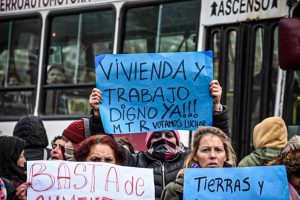 Nueva protesta de piqueteros por un bono y en contra del desalojo