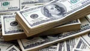 Cae el dólar blue, pero las cotizaciones se acercan a los $300