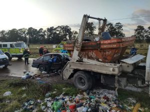 Un auto embistió a un camión en las cercanías del Cementerio Parque