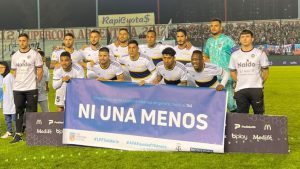 Sebastián Villa posó junto a un cartel de “Ni una menos” a horas del veredicto de su juicio por violencia de género