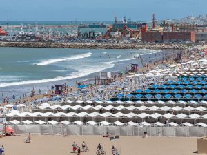 Mar del Plata se prepara para el calor: cuánto costará alquilar una carpa