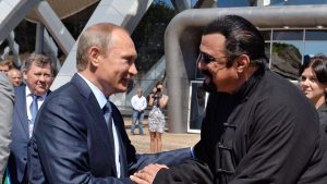 Vladimir Putin condecoró al actor norteamericano Steven Seagal por su defensa del gobierno ruso y la invasión en Ucrania