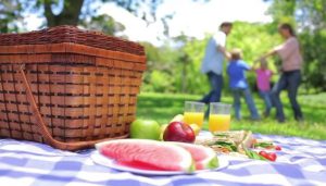 Como evitar las evitar intoxicaciones por comida en la playa este verano 2023