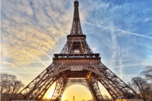 París apaga las luces de la Torre Eiffel para ahorrar energía