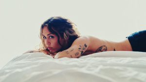 Miley Cyrus lanzó su nuevo videoclip ‘Jaded’