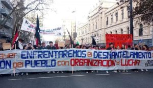 Protesta docente en Uruguay: Un argentino quedo atrapado en una manifestación y hubo incidentes