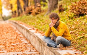 Por qué algunas personas hablan solas, según la psicología