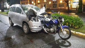 Suspenden la licencia del conductor que iba a 130 km/h y chocó a dos motociclistas