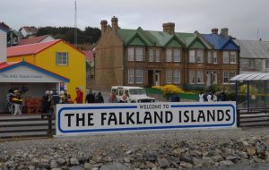 Eliminan el impuesto país para las compras de argentinos en Malvinas
