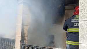 El chalet “La Marina” se prendio fuego y los bomberos controlaron el incendio