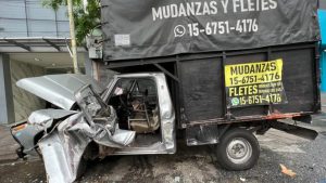 Chocó una camioneta estacionada y se fugó