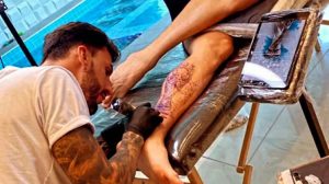 Dibu Martínez se tatuó la Copa del Mundo Qatar 2022