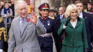 El rey Carlos III y Camila Parker Bowles  recibieron huevazos durante un acto público en York