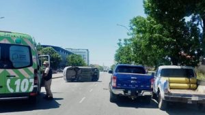 Una camioneta provocó un vuelvo de un coche y chocó a dos autos estacionados