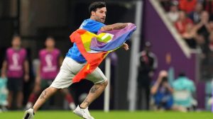 Mundial Qatar 2022: Quién es el activista que lanzó la bandera LGBT+ en medio de un partido