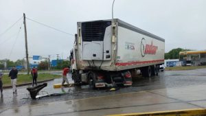 Un micro y un camión chocaron en la Ruta 2