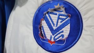¡Escandalo!: vendieron camperas de Vélez con el escudo de Tigre