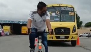 Colectiveros fueron subidos a bicis y rozados con buses para que “sientan el miedo de los ciclistas”