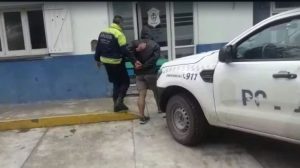 Tres niños socorrieron a su madre tras que su pareja la amenace delante de ellos