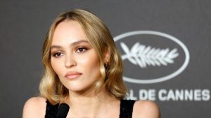 Lily- Rose Depp y un apasionado beso con su novia que fue viral en redes