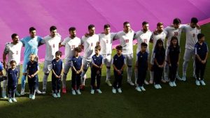 La selección iraní fue amenazada por el régimen de Teherán por no cantar el himno nacional