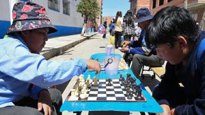 Bolivia: Un tablero de ajedrez vs las pantallas tecnológicas