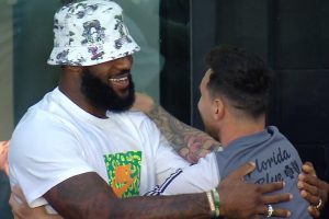 El efusivo abrazo entre Lionel Messi y LeBron James que fue viral en redes sociales