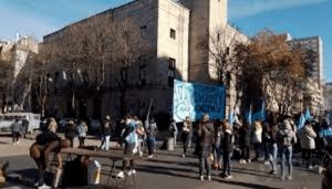 Piqueteros y organizaciones sociales se manifiestan frente a la Municipalidad