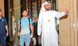 A  8 días del debut en el Mundial de Qatar, Lionel Messi llega a Abu Dhabi
