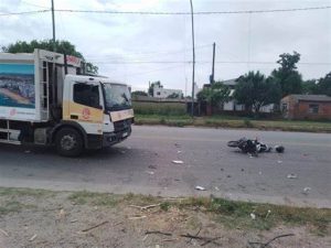 Una joven lucha por su vida tras chocar con un camión de basura