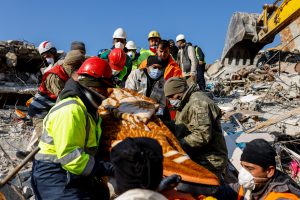 Rescatan a una adolescente en Turquía después de 10 días atrapada entre los escombros