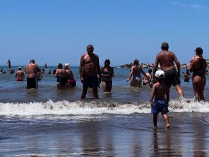Un domingo con playas repletas y una advertencia de los guardavidas en Mar del Plata