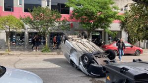 Impactante choque y vuelco en la zona del macrocentro