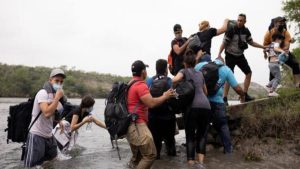 Desesperación en la frontera entre EE.UU y México