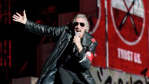 Roger Waters: la policía alemana investigará al músico por “usar ropa nazi” en su concierto despedida