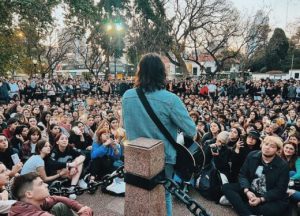 El cantante de ‘Conociendo Rusia’ celebra el aniversario de su disco con figuritas