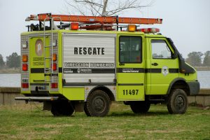 Se incendió un auto y una casa en el barrio Libertad