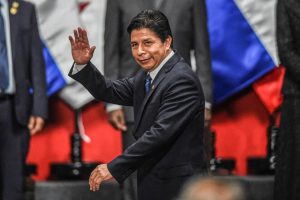 Perú: el Congreso destituyó al presidente  y quedó detenido