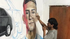 Un barbero pintó un mural de L-Gante en su comercio