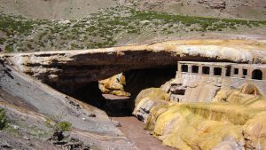 Llaman en Mendoza a licitación para recuperar el Puente del Inca