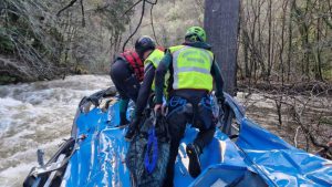 España: cayó un colectivo a un río de Galicia y hubo 6 muertos