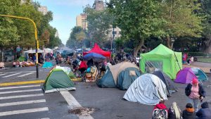 Acampan frente a la Municipalidad en reclamo de trabajo y en contra del ajuste